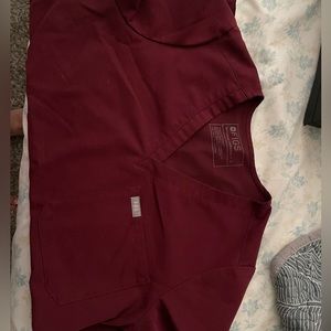 FIGS one pocket scrub top burgundy size small